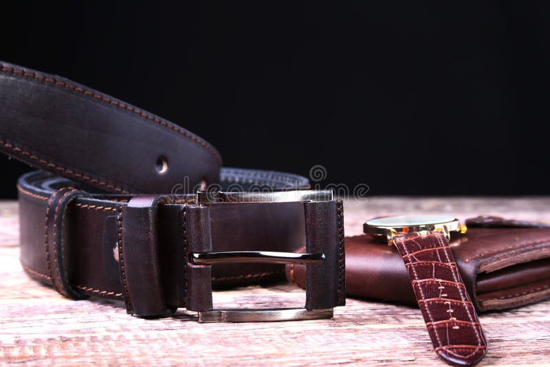Accesorios casuales del negocio y de la reconstrucción de los hombres en la tabla de madera imágenes de archivo libres de regalías Accesorios casuales del negocio y de la reconstrucción de los hombres en la tabla de madera imágenes de archivo libres de regalías
