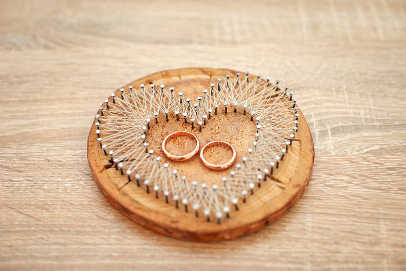 Accesorios de la boda Almohada o amortiguador elegante para los anillos Ceremonia de boda foto de archivo libre de regalías Accesorios de la boda Almohada o amortiguador elegante para los anillos Ceremonia de boda foto de archivo libre de regalías