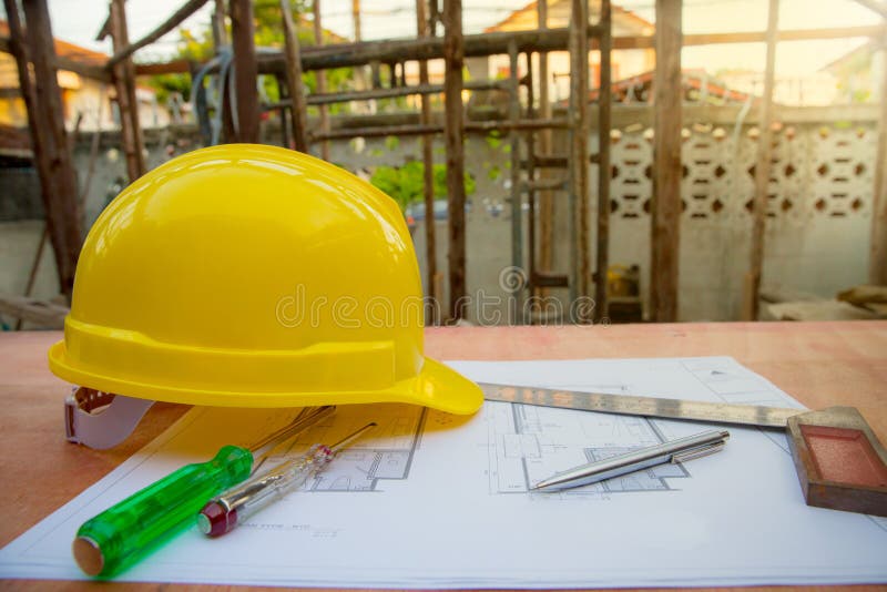 accesorios de la ingeniería y de la construcción, casco de seguridad, destornillador, probador de las tuberías de los destornilla fotos de archivo accesorios de la ingeniería y de la construcción, casco de seguridad, destornillador, probador de las tuberías de los destornilla fotos de archivo