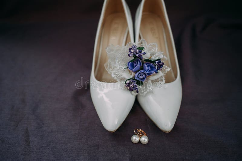Accesorios de la novia: ate la blusa, liga, planos del ballet, zapatos de tacón alto foto de archivo Accesorios de la novia: ate la blusa, liga, planos del ballet, zapatos de tacón alto foto de archivo