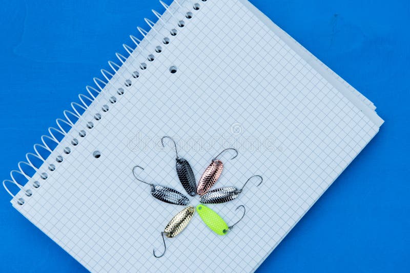 Accesorios de la pesca en un fondo natural con el lugar para el texto