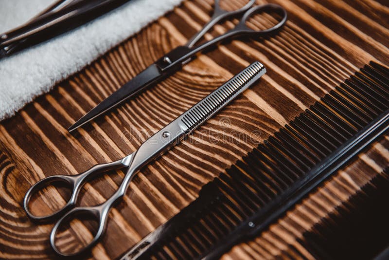 Accesorios De Peluquería En El Fondo De Madera De Barbería Imagen de  archivo - Imagen de endecha, higiene: 164067629