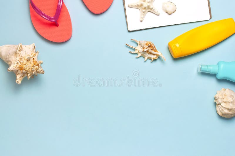 Accesorios del mar de la playa del verano Chancletas coralinas, c?scaras, estrellas de mar, botella amarilla de la protecci?n sol foto de archivo Accesorios del mar de la playa del verano Chancletas coralinas, c?scaras, estrellas de mar, botella amarilla de la protecci?n sol foto de archivo