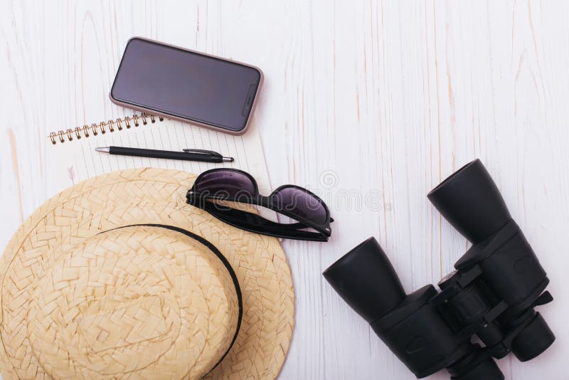 Accesorios del viajero en el fondo blanco con el espacio vacío para el texto Concepto de las vacaciones del viaje Fondo del veran imagenes de archivo Accesorios del viajero en el fondo blanco con el espacio vacío para el texto Concepto de las vacaciones del viaje Fondo del veran imagenes de archivo