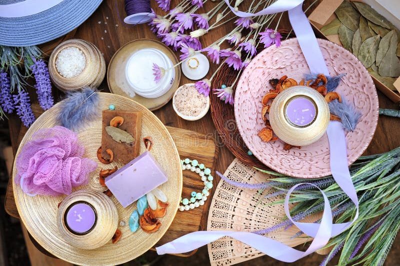 Accesorios planos del balneario de la endecha, jabón hecho a mano del artesano, flores frescas, brizna de la estopa, velas, sal d foto de archivo libre de regalías Accesorios planos del balneario de la endecha, jabón hecho a mano del artesano, flores frescas, brizna de la estopa, velas, sal d foto de archivo libre de regalías