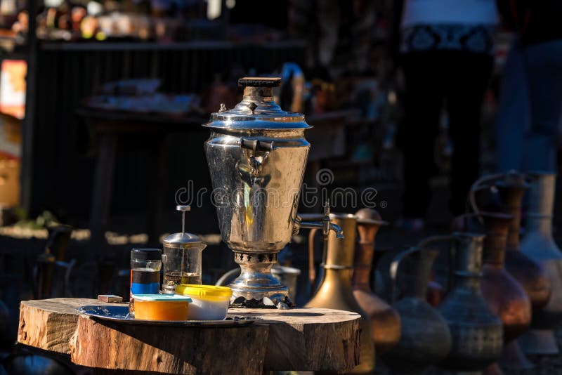 Accesorios rusos tradicionales del samovar y del té al aire libre foto de archivo Accesorios rusos tradicionales del samovar y del té al aire libre foto de archivo