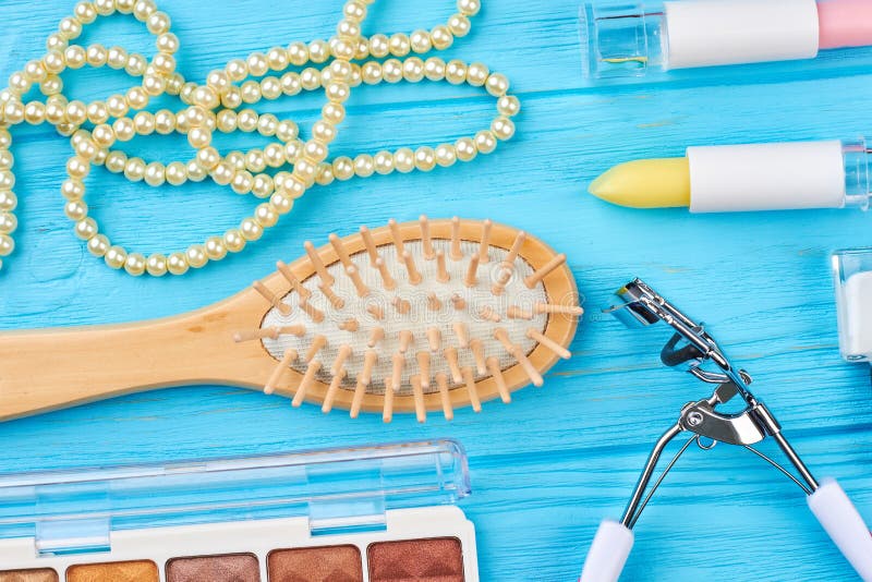 Accesorios y cosméticos femeninos de la belleza fotografía de archivo Accesorios y cosméticos femeninos de la belleza fotografía de archivo
