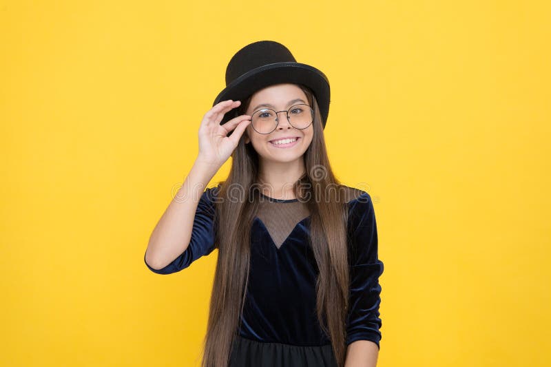 Accesorizar y proteger su vista. niño feliz lleva gafas amarillo fondo. gafas correctivas para niños. 4. º moda. ropa de ojos de moda. protección ocular. corrección de visión de niños. salón óptico.