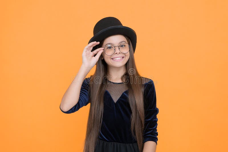 Accesorizar y proteger su vista. niño feliz lleva gafas amarillo fondo. gafas correctivas para niños. 4. º moda imágenes de archivo libres de regalías