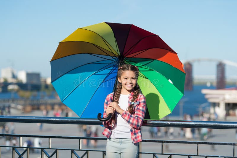 Accessoire Coloré Pour L'humeur Gaie Elle Aime Les Accessoires Lumineux  Parapluie Pour L'enfant Dissimulation Des Problèmes Posit Photo stock -  Image du tresses, mode: 140280962