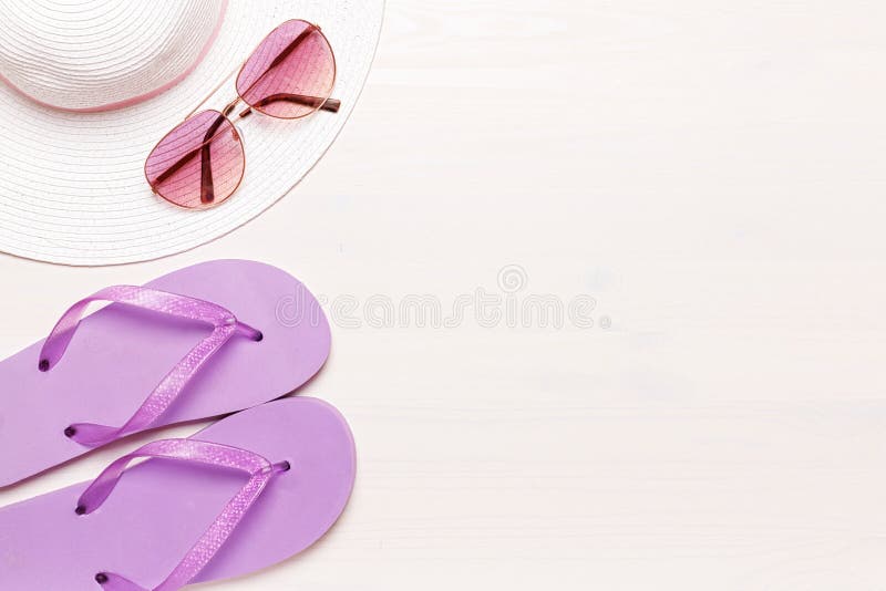 Accessoires de plage sur fond blanc - lunettes de soleil, chaussons et chapeau concept d'été photo stock Accessoires de plage sur fond blanc - lunettes de soleil, chaussons et chapeau concept d'été photo stock