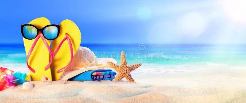Vacances D'été - Accessoires De Plage Sur Le Bord De La Mer Photo stock -  Image du plage, paille: 116201562