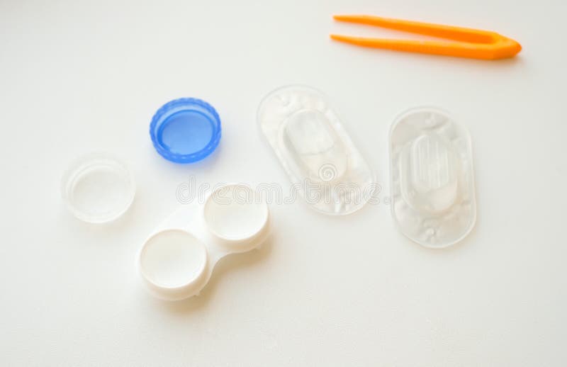 Accessoires Pour L'utilisation De Lentilles De Contact: étui, Pince à  ébullition, Plaquette Et Solution Sur Fond Blanc Vision Sûr Image stock -  Image du sain, objet: 158418393