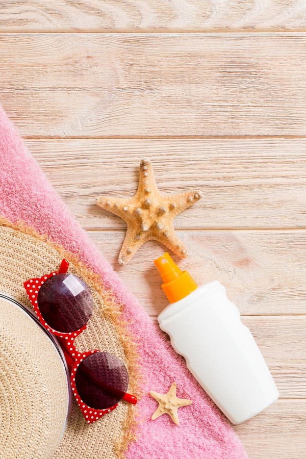 Accessoires ?tendus plats de plage avec l'espace de copie Serviette bleue et blanche barrée, coquillages, lunettes de soleil, cha image libre de droits Accessoires ?tendus plats de plage avec l'espace de copie Serviette bleue et blanche barrée, coquillages, lunettes de soleil, cha image libre de droits