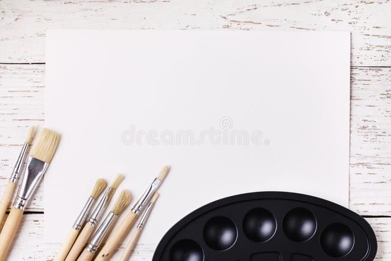 Accessori artistici: Tavolozza e spazzola vuote per disegnare fotografia stock Accessori artistici: Tavolozza e spazzola vuote per disegnare fotografia stock