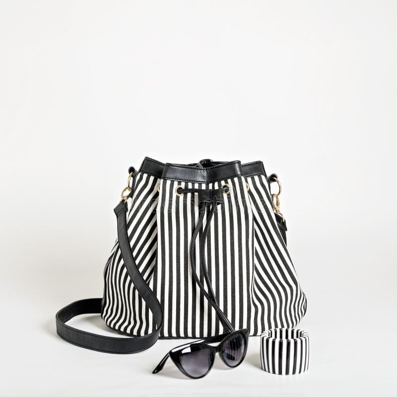 Accessori di modo - borsa a strisce in bianco e nero, braccialetto e fotografia stock libera da diritti Accessori di modo - borsa a strisce in bianco e nero, braccialetto e fotografia stock libera da diritti