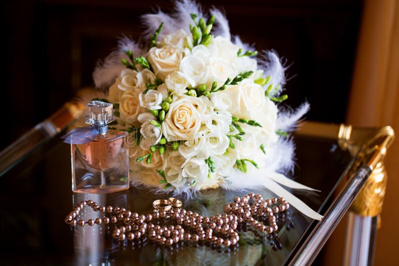 Accessori di nozze Il mazzo, le perle, i profumi e w della sposa fotografia stock libera da diritti Accessori di nozze Il mazzo, le perle, i profumi e w della sposa fotografia stock libera da diritti