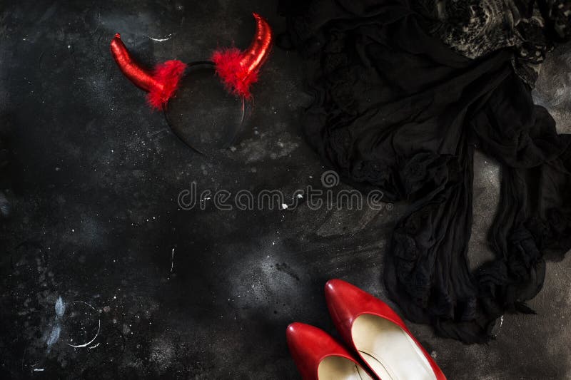 Accessori femminili dell'attrezzatura del partito di Halloween Disposizione piana, vista superiore, spazio della copia, quadrato fotografia stock Accessori femminili dell'attrezzatura del partito di Halloween Disposizione piana, vista superiore, spazio della copia, quadrato fotografia stock