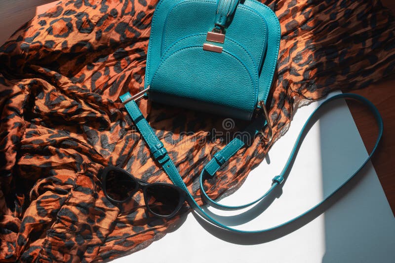 Accessori per donne scarafaggio luci di stampa di occhiali neri Sacco per fotocopie fotografia stock libera da diritti Accessori per donne scarafaggio luci di stampa di occhiali neri Sacco per fotocopie fotografia stock libera da diritti