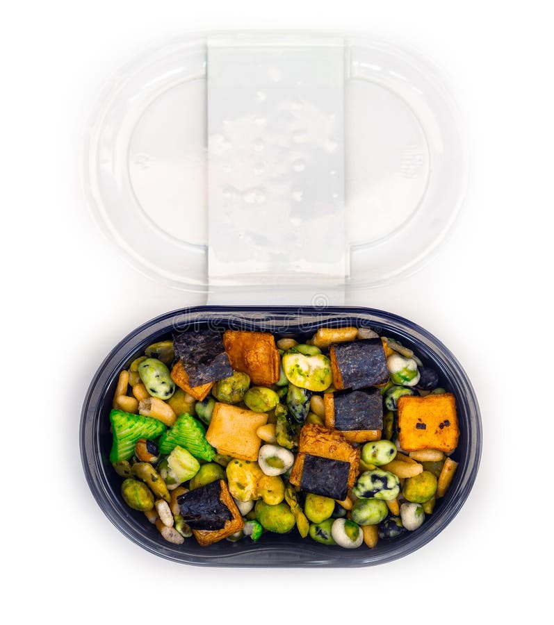 Acciaierie essiccate di acciughe miste in contenitori. Acciaierie secche miste di snack in contenitori isolati