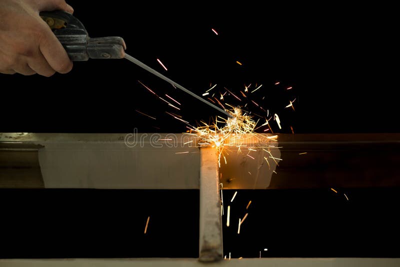 Acciaio della saldatura dell'uomo nel cantiere isolato fotografia stock Acciaio della saldatura dell'uomo nel cantiere isolato fotografia stock