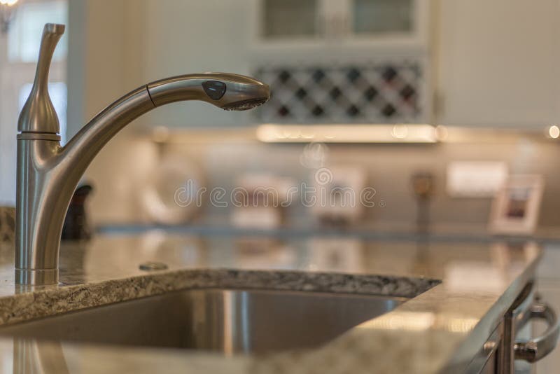 Acciaio inossidabile di progettazione moderna del primo piano del dispositivo del rubinetto di acqua del lavandino di cucina immagini stock Acciaio inossidabile di progettazione moderna del primo piano del dispositivo del rubinetto di acqua del lavandino di cucina immagini stock