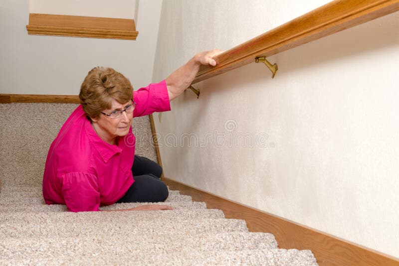 Трещина пожилая. Пожилая женщина на полу. Падение пожилых людей. Бабушка на лестнице.