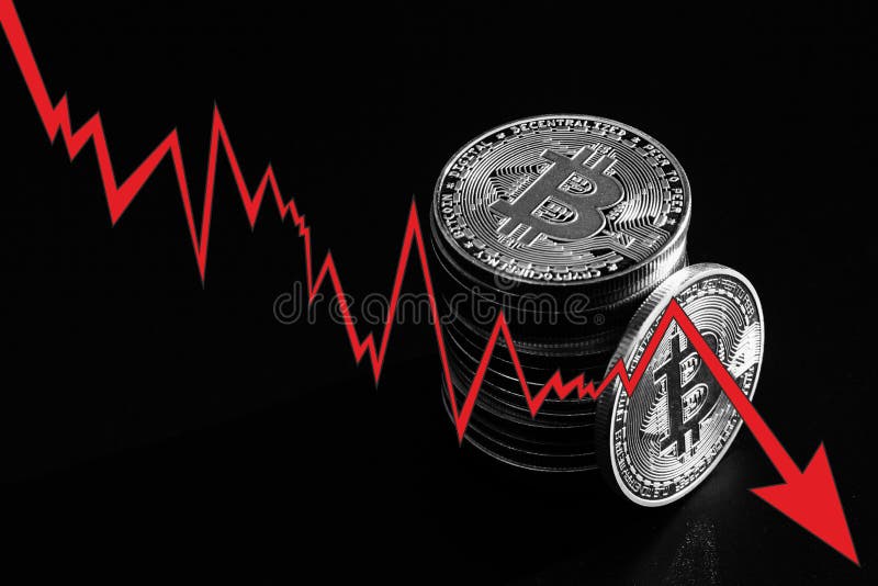 Accident bitcoin. Bitcoini cu săgeată roșie. conceptul de cădere a bitcoin