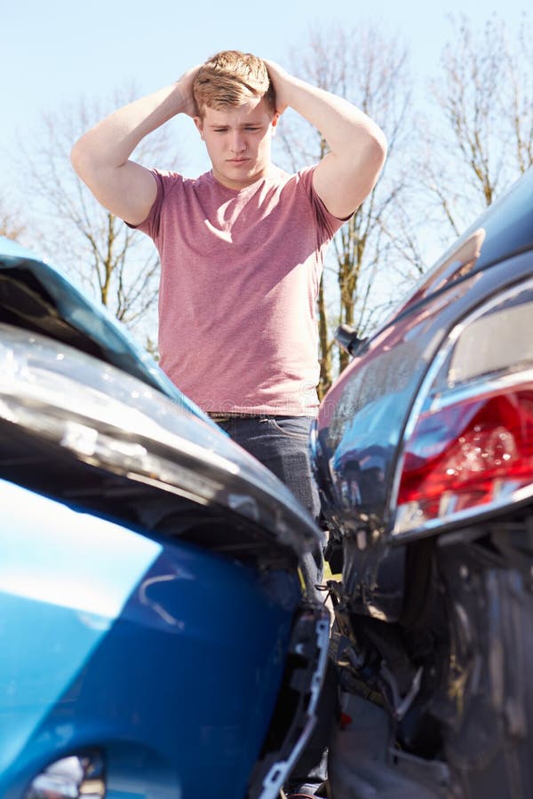 Accident de la circulation d'Inspecting Damage After de conducteur photos libres de droits Accident de la circulation d'Inspecting Damage After de conducteur photos libres de droits