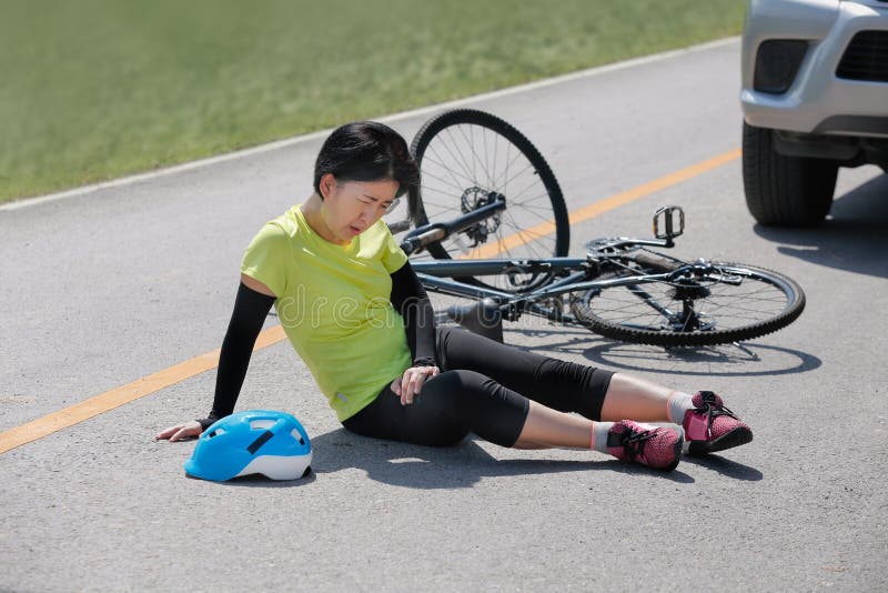 Accident de voiture d'accidents avec la bicyclette sur la route images libres de droits Accident de voiture d'accidents avec la bicyclette sur la route images libres de droits