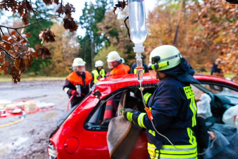 Accident - les sapeurs-pompiers sauvent la victime d'un accident de voiture photo libre de droits Accident - les sapeurs-pompiers sauvent la victime d'un accident de voiture photo libre de droits