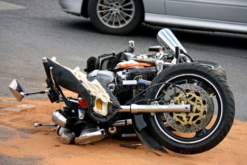 Accident noir de motocyclette sur la route goudronnée photographie stock libre de droits Accident noir de motocyclette sur la route goudronnée photographie stock libre de droits