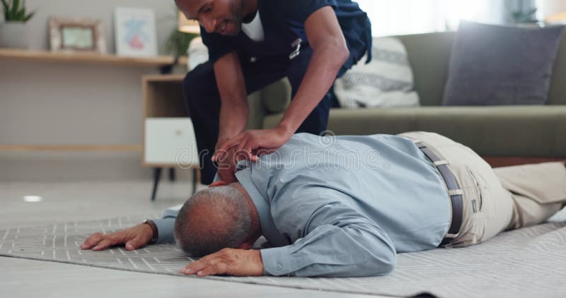 Accidente de otoño y anciano con enfermera y emergencia en casa con ayuda y apoyo de cuidadores de lesiones. 6.º jubilación