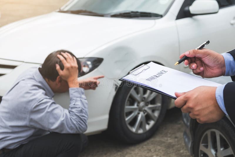 Accidente de tráfico y concepto del seguro, funcionamiento del agente de seguro. Accidente de tráfico y concepto del seguro, agente de seguro que trabaja en forma de informe con proceso de la demanda del accidente de tráfico