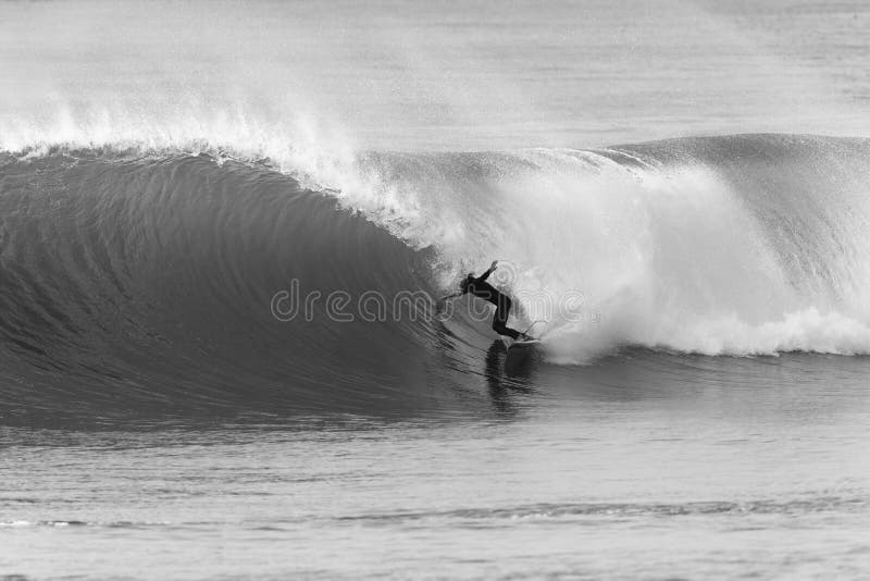 Acción blanca del negro de la persona que practica surf que practica surf fotografía de archivo Acción blanca del negro de la persona que practica surf que practica surf fotografía de archivo