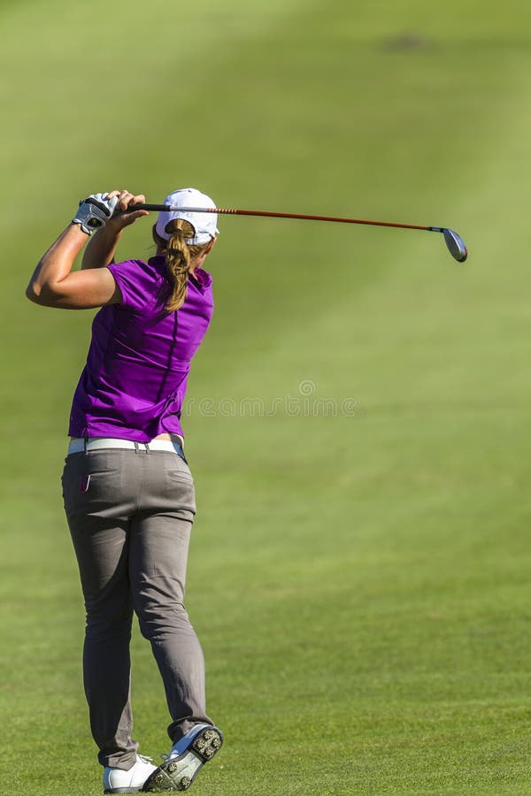 Acción de la muchacha del golf fotografía de archivo libre de regalías Acción de la muchacha del golf fotografía de archivo libre de regalías