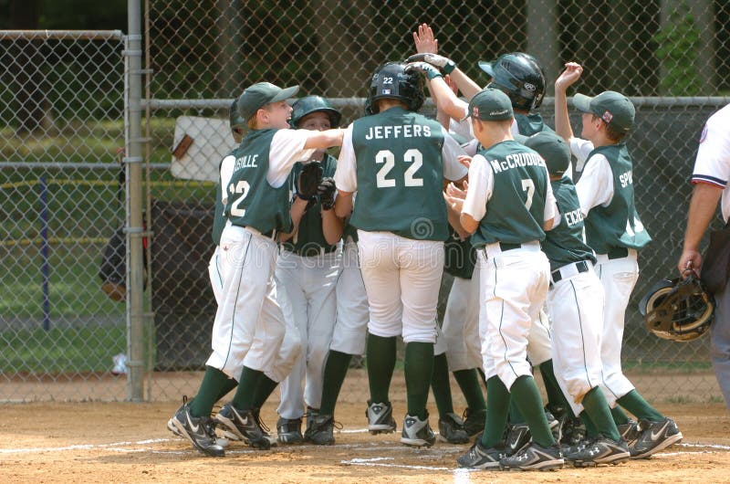 Acción del juego de béisbol de la liga pequeña fotografía de archivo Acción del juego de béisbol de la liga pequeña fotografía de archivo
