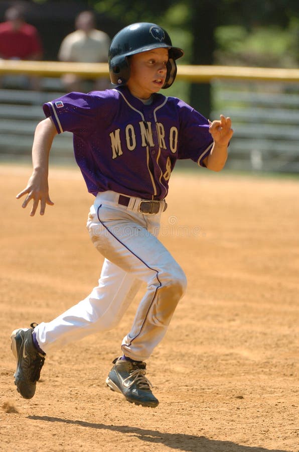 Acción del juego de béisbol de la liga pequeña foto de archivo Acción del juego de béisbol de la liga pequeña foto de archivo