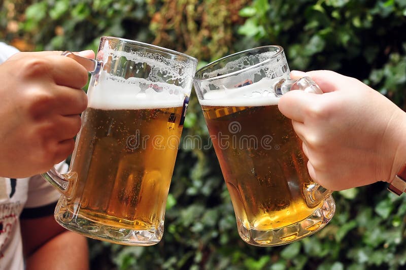 Acclamazioni con le birre immagine stock Acclamazioni con le birre immagine stock