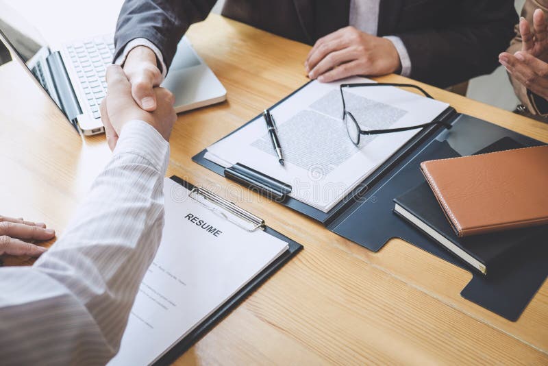 Accogliere i nuovi colleghi, stretta di mano mentre lavoro intervistanti, candidato maschio che stringe le mani con l'intervistat fotografie stock libere da diritti Accogliere i nuovi colleghi, stretta di mano mentre lavoro intervistanti, candidato maschio che stringe le mani con l'intervistat fotografie stock libere da diritti