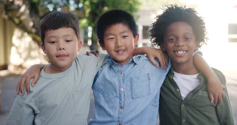 Accolade et école avec les étudiants extérieur et l'éducation avec des liens heureux ensemble et excité. groupe enfants dans banque de vidéos