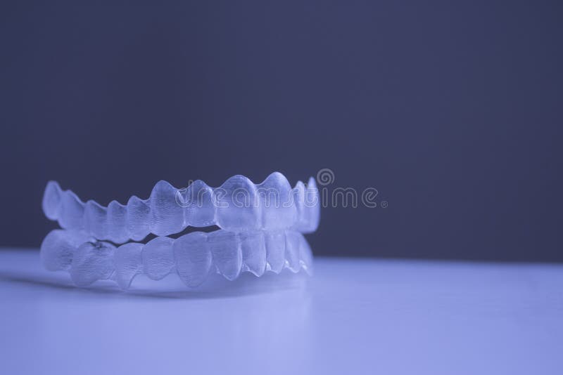 Accolades dentaires invisibles de plastique de dent de parenthèses de dents