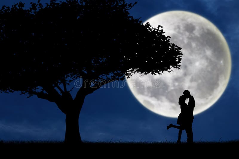 Accoppi baciare da un albero sulla siluetta blu della luna piena illustrazione vettoriale Accoppi baciare da un albero sulla siluetta blu della luna piena illustrazione vettoriale