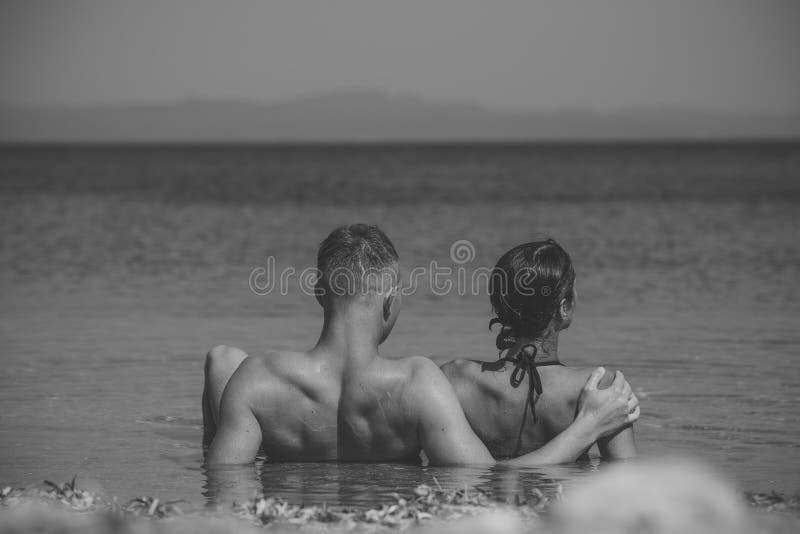 Accoppi nell'amore che si rilassa in vacanza, luna di miele Coppie felici che si rilassano, sole che si abbronza sulla spiaggia, fotografie stock libere da diritti Accoppi nell'amore che si rilassa in vacanza, luna di miele Coppie felici che si rilassano, sole che si abbronza sulla spiaggia, fotografie stock libere da diritti