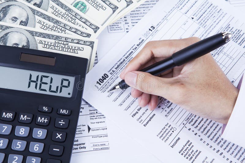 Accountant die de belastingsvormen vullen stock afbeeldingen Accountant die de belastingsvormen vullen stock afbeeldingen