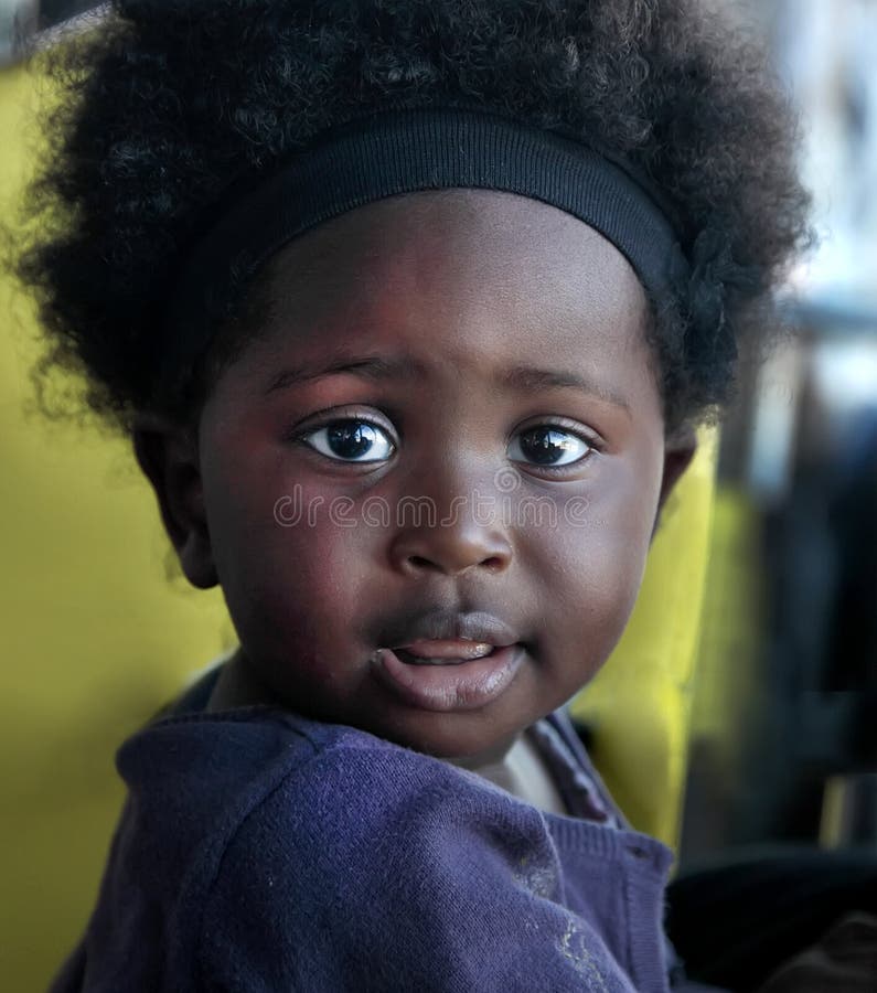 ACCRA GHANA - Juli 1, 2014 Oidentifierad ghanansk liten flicka royaltyfri bild