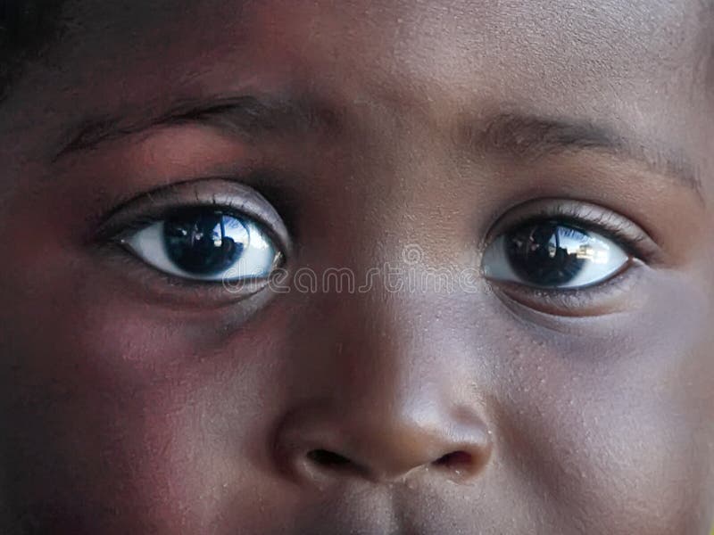ACCRA GHANA - Juli 1, 2014 Oidentifierad ghanansk liten flicka arkivfoto
