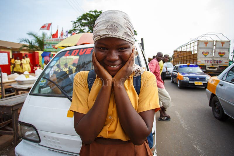 ACCRA, GHANA ï ¿ ½ 18 marzo: Il bambino africano non identificato dello studente accoglie fotografie stock ACCRA, GHANA ï ¿ ½ 18 marzo: Il bambino africano non identificato dello studente accoglie fotografie stock