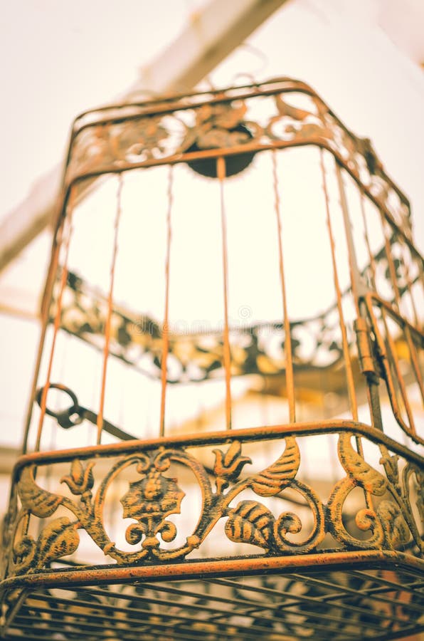 Accrocher de cage à oiseaux de vintage image libre de droits Accrocher de cage à oiseaux de vintage image libre de droits