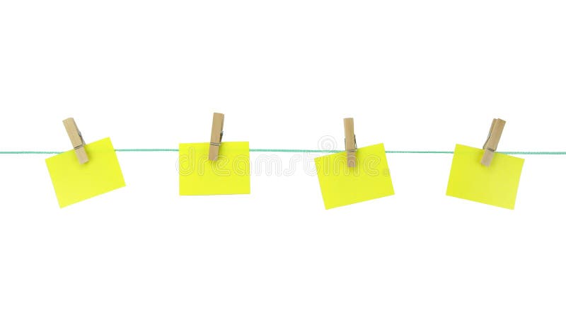 Accrocher de papiers jaune vide de note avec les chevilles en bois sur la corde à linge